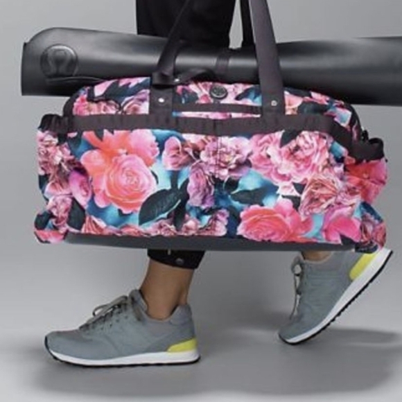 Lululemon On The Fly Duffel Secret Garden Print - Picture 1 of 7